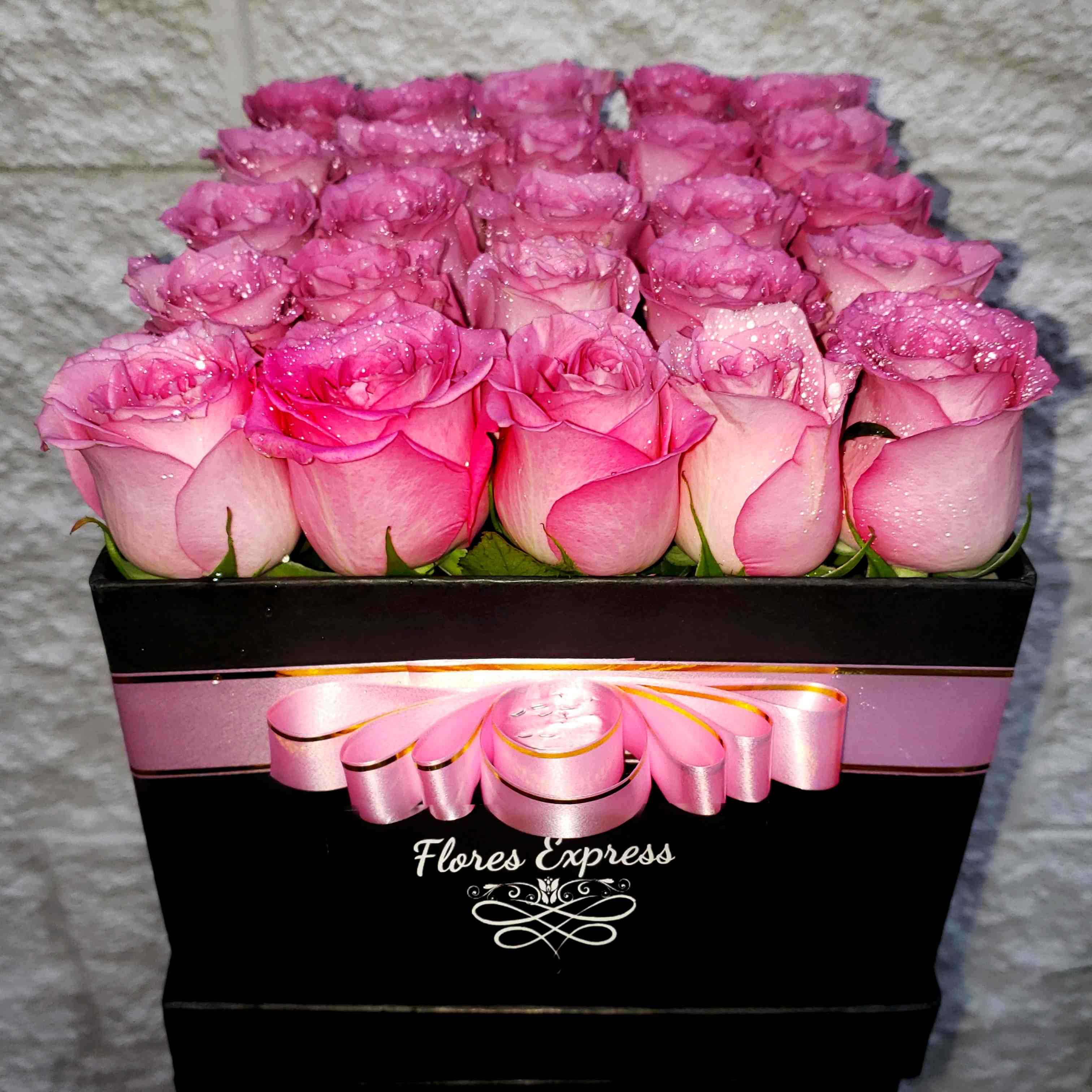 Envio y venta de flores ,rosas, plantas,arreglos florales ,regalos y desayunos a domicilio con delivery gratis en la Ciudad Autonoma de Buenos Aires y con costo de env�o en localidades del Gran Buenos Aires asi como delivery de flores y plantas a trav�s de florerias asociadas en todas las provincias de la Argentina, Buenos Aires, la Pampa, Tucuman, La Rioja, R�o Negro, Entre Rios, Corrientes, Misiones, Neuquen, Chubut, Tierra del Fuego, Santa Cruz, San Luis, Mendoza, Cordoba, Jujuy, Formosa, Santiago del Estero, Salta, Chaco, Catamarca ,San Juan, y ademas realizamos el delivery de flores ,coronas,palmas , plantas y regalos a todas las ciudades de Argentina, Mar del Plata, C�rdoba, Buenos Aires, con cargo en Santa Rosa, La Plata, Bella Vista, Neuquen, Pilar, Paran�, Posadas, Resistencia, Cipolleti y mas de 300 ciudades y localidades en todo el territorio de nuestro pa�s, asi como tambien tenemos la posibilidad de enviar flores a casi todo el mundo en cuestion de horas